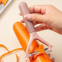 Huishoudelijke tweekleurige handmatige creatieve multifunctionele fruit- en groenteschiller voor aardappelen, keukengereedschap