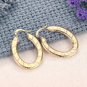 Orecchini a polsino a forma di U da donna, gioielli alla moda con texture intagliata minimalista, accessorio elegante per l'uso quotidiano - Product Image 2