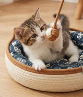 Lit pour chat en rotin tressé, maison pour animaux de compagnie toute saison pour chats et petits chiens avec tapis rafraîchissant et balles de jeu, nid douillet et respirant pour animaux de compagnie