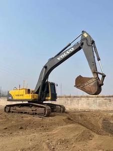 Excavatrice sur chenilles Volvo EC240BLC d'occasion, pelle de taille moyenne, moteur Volvo d'origine, bon état de fonctionnement, pour la construction - Product Image 2