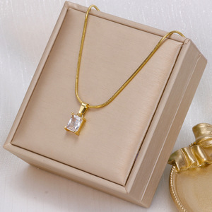 Vendita calda donne 18K placcato oro in acciaio inox rotondo catena di osso di serpente quadrato zircone diamante collana pendente smeraldo per donna - Product Image 6