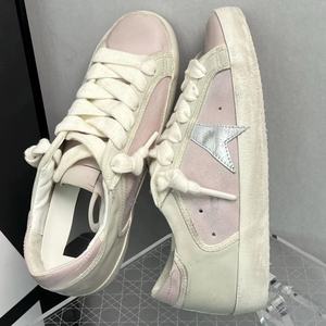 รองเท้าหนังสีชมพูสไตล์วินเทจสำหรับผู้หญิง คุณภาพหรูหรา ประดับดาวสีเงิน พร้อมเชือกผูก ดีไซน์สปอร์ตแบบลำลอง เหมาะสำหรับทุกฤดูกาล - Product Image 4