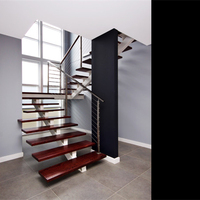 Escalier moderne à poutre centrale en acier au carbone, marches en bois, garde-corps en verre pour projet intérieur de villa
