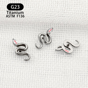 Clou d'oreille en titane Yunnique G23 en forme de serpent 10,5 mm avec incrustation de zircon pour piercing du cartilage - Product Image 3