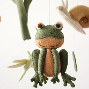 Accessoires pour bébés : Mobile de lit en feutre avec animaux en peluche (grenouille, forêt, nature, étang) pour nouveau-né - Product Image 3