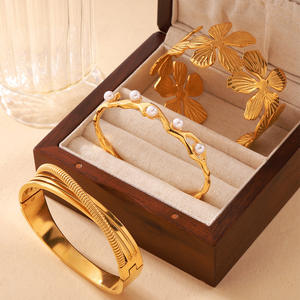Brazalete Abierto <span class=keywords><strong>de</strong></span> Flores <span class=keywords><strong>de</strong></span> Perlas <span class=keywords><strong>de</strong></span> Alta Gama, Joyería Impermeable Chapada en <span class=keywords><strong>Oro</strong></span>, Brazalete Grueso que No se Deslustra, Brazalete Hueco - Product Image 3