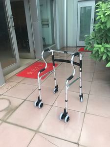 Déambulateur à roulettes en aluminium à 4 roues verrouillables avec poignée doublement courbée, en stock, pour la rééducation des personnes âgées - Product Image 5
