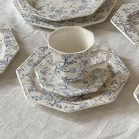 Assiette à dessert irrégulière en porcelaine bleu et blanc, style rétro vintage, motif floral vigne bleue, compatible micro-ondes