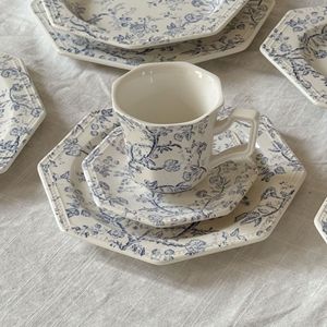 <span class=keywords><strong>Assiette</strong></span> à dessert irrégulière <span class=keywords><strong>en</strong></span> porcelaine bleu et blanc, style rétro vintage, motif floral vigne bleue, compatible micro-ondes - Product Image 3