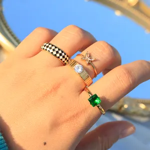 Anello a farfalla in acciaio inossidabile con gioielli placcati in oro 18 carati PVD Non appannato anello in pietra CZ verde smeraldo per donna