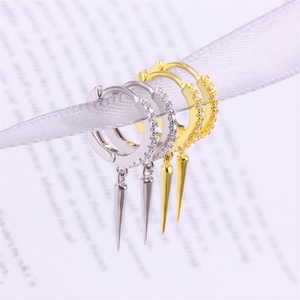 Boucles d'oreilles Huggie en argent sterling 925 avec zircon cubique triangulaire style punk 2021 - Product Image 4