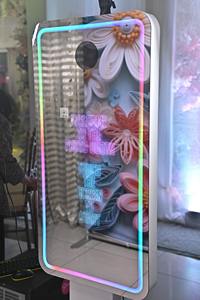 Station de Selfie avec Lumière RVB pour Fêtes et Mariages, Écran Tactile Tout-en-un de 21,5 Pouces, Miroir Magique Photobooth - Product Image 3