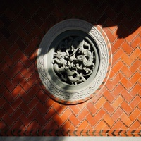 Grande quantité de sculptures en granit de chien Foo traditionnel chinois, en pierre circulaire, pour grille de fenêtre, décoration de cour de temple antique