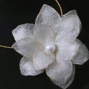 Collar con Colgante de Perla y Flores de Encaje Hecho a Mano, Artesanía Italiana en Encaje, Oro de 14K Importado de EE. UU., Perla Natural de Agua Dulce - Product Image 3