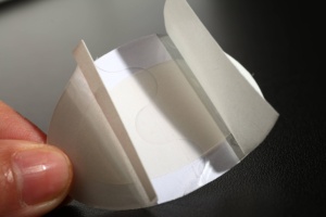 <span class=keywords><strong>Pansement</strong></span> hydrocolloïde imperméable, hautement absorbant et confortable, dans une pochette individuelle à ouverture facile, pour la protection après une perçage. - Product Image 6