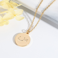 Collier personnalisé avec pendentif en forme de disque avec initiale arabe miniature, calligraphie, alphabet gravé, amour, plaqué or, bijoux, cadeau islamique pour l'Aïd, sans rouille