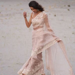 Sari de organza suave premium con bordado de lentejuelas en C-Pallu y borde con trabajo de calado, con blusa a juego de Royal Export - Product Image 1