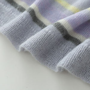 Özel OEM/ODM Kadın Yünlü Mohair Karışımlı Kazak Makaron Kontrast Renkli Düşük Omuzlu Uzun Kollu Örme Süveter Üreticisi - Product Image 4