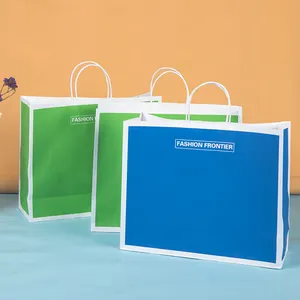 Emballage de vêtement dans une boutique de luxe sac en papier écologique bleu vert avec logo personnalisé sac à provisions en papier avec poignée