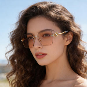 Gafas de Sol sin Marco Dolce & Gabbana, Protección UV400 Clase 2, Diseño de Trébol de Cuatro Hojas con Pedrería para Mujer, Lentes Negras de PC - Product Image 2