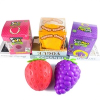 Reuze realistische 45cm rubberen banaan aardbei druif wortel kaas squishy slow-rebound stressverlichtende speeltje om in te knijpen