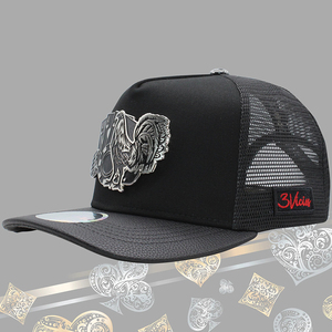 <span class=keywords><strong>Gorra</strong></span> Trucker Estructurada de Malla <span class=keywords><strong>Negra</strong></span> de Alta Calidad con Emblema Metálico 3D de <span class=keywords><strong>Gallo</strong></span> Plateado y Diseño de Póker, Ajustable con Cierre Snapback, Unisex, Estilo Urbano - Product Image 4