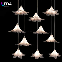 Lustre LEDA personnalisé à 10 têtes en forme de fleurs de citrouille, suspension de plafond en plastique avec fleurs de lys pour décoration de plafond de mariage