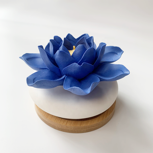 Ambientador de aire para el hogar personalizado con diseño de flores rojas únicas con difusor de aroma con base de madera - Product Image 2