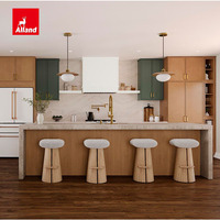 Armoire de cuisine minimaliste japonaise en érable et armoire en lin peint couleur sauge, style Shaker étroit, avec table relevable