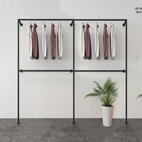 Présentoir Mural de Magasin en Acier Inoxydable Doré de Luxe Sur Mesure pour Vêtements, Design d'Équipements de Magasin de Détail Tendance pour Dames
