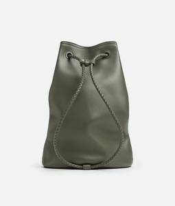 Bottega BV Andiamo Bucket, bolso tipo cubo en piel de becerro sedosa con detalle de nudo distintivo y correa deslizante para el hombro Veneta - Product Image 5