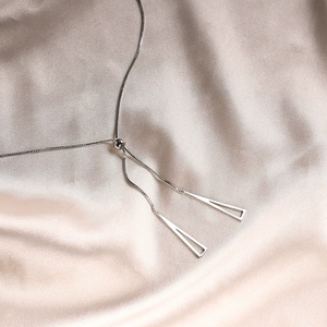 สร้อยคอเงินแท้ 925 รุ่น FY-PL160 รูปทรงเรขาคณิตสามเหลี่ยม สร้อยคอผู้หญิงแบบปรับได้ พร้อมพู่ห้อยยาว ดีไซน์หรูหราแบบมินิมอล - Product Image 2