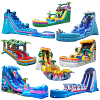 Toboggan aquatique gonflable géant en forme de raie manta rouge avec piscine à jets d'eau pour usage commercial extérieur et intérieur