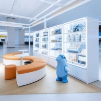 Schlanke Moderne Trendige Spielzeug-Vitrine, Anpassbare Farbige LED-Ausstellungsvitrine für Premium-Einzelhandel & Einkaufszentren