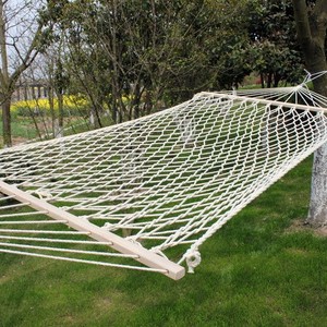 Hamaca de Cuerda de Algodón para Exteriores, con Hilo Engrosado y Marco de Madera, Columpio Resistente para Jardín y Patio, Ideal para Relajarse - Product Image 2