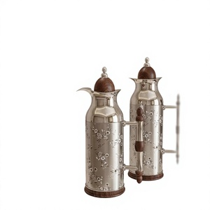 Thermos vintage en acier inoxydable avec motif floral et poignée en bois, isolé pour la cuisine et la table - Product Image 2
