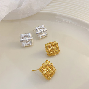 Pendientes geométricos de oro de 14K chapados en cobre cuadrados en forma de corazón con trenza de diamantes, nuevos pendientes de tuerca de alta moda para mujer - Product Image 2