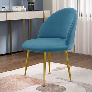 La caffetteria specializzata nel tè al latte offre un set di tavoli adatti anche per trattative commerciali, inclusi tavoli da pranzo. - Product Image 4