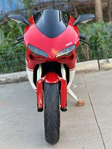 Moto <span class=keywords><strong>sportive</strong></span> <span class=keywords><strong>Ducati</strong></span> authentique haute performance <span class=keywords><strong>600</strong></span>-1000 cm³ à 4 soupapes desmodromiques, vitesse maximale de 283 km/h pour le sport - Product Image 4