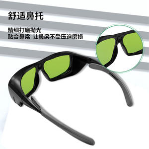 Gafas de seguridad para láser 200-2000nm OD6+CE con lentes verdes y montura negra, protección ocular para máquinas de soldadura y marcado láser. - Product Image 2