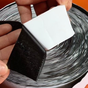 Cinta de Gancho y Bucle de Nailon Autoadhesiva de 25 mm x 25 Metros en Rollo para Parques de Trampolín y Áreas de Juego Interiores - Product Image 4
