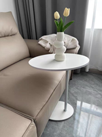 Table d'appoint mobile de style moderne en crème de luxe, table basse simple, lumière irrégulière, décoration d'angle pour le salon