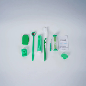 Ensemble de soins bucco-dentaires 8 pièces avec kit de brosse à dents, brossettes à fil dentaire et miroir pour le nettoyage des dents, vert - Product Image 4