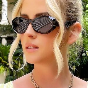 Lunettes de soleil œil de chat carrées noires vintage 2022, monture petite, forme irrégulière, pour femmes - Product Image 3