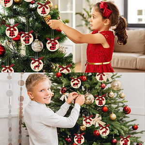 Adorno navideño de madera a cuadros, gorro navideño, decoración para árbol de los deseos con diseño festivo a cuadros rojos y negros - Product Image 2