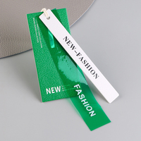 Machine à corder les étiquettes volantes vêtements personnalisés PVC vêtement plastique Gs étiquette en papier en gros pour produit vestimentaire