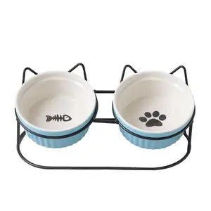 Cuenco para mascotas de nuevo diseño del fabricante Kinning, protege la columna vertebral, cuenco doble de cerámica con huella de gato bonito