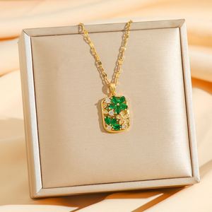 สร้อยคอจี้รูปดอกไม้สี่เหลี่ยมประดับเพชร ทำจากสแตนเลสสตีลชุบทอง 18K - Product Image 3