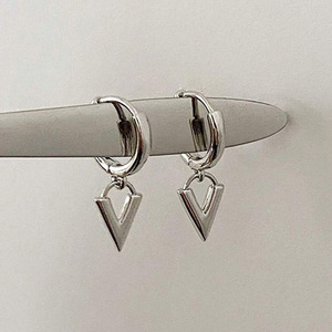 Orecchini Unisex Geometrici a Triangolo, Stile Minimal Tech, Gioielli di Tendenza, Accessorio Chic e Moderno - Product Image 2