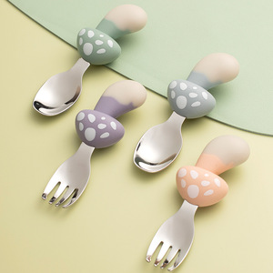 Mignon Nouveau Design Intégré Bébé Cuillère Fourchette Vaisselle Ensembles Assiette <span class=keywords><strong>En</strong></span> Silicone De Qualité Alimentaire <span class=keywords><strong>Couverts</strong></span> <span class=keywords><strong>pour</strong></span> Enfants Sucker Type Champignon - Product Image 5